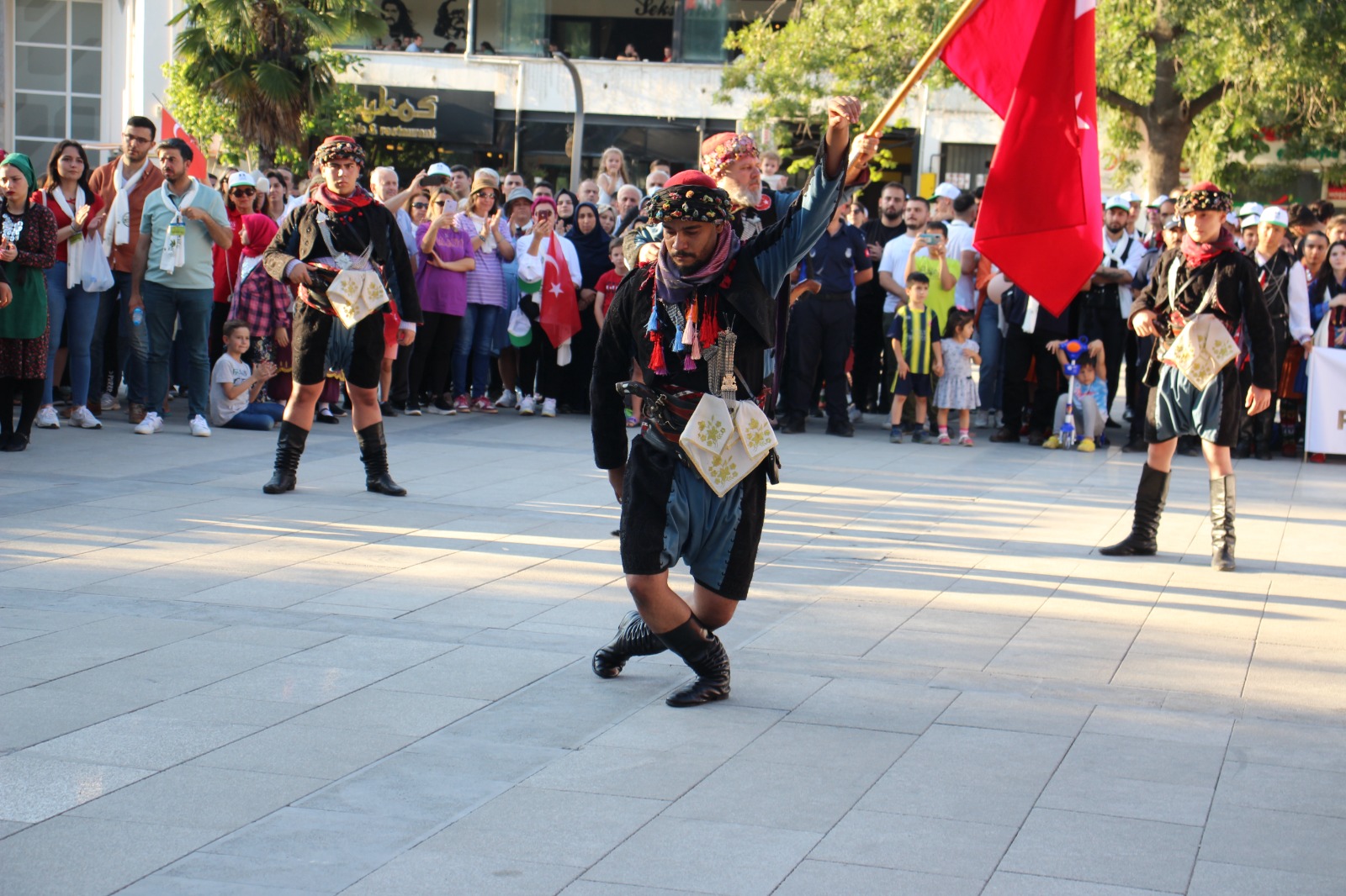 NAZİLLİ BELEDİYESİ HALK DANSLARI TOPLULUĞU FESTİVALE DAMGA VURDU