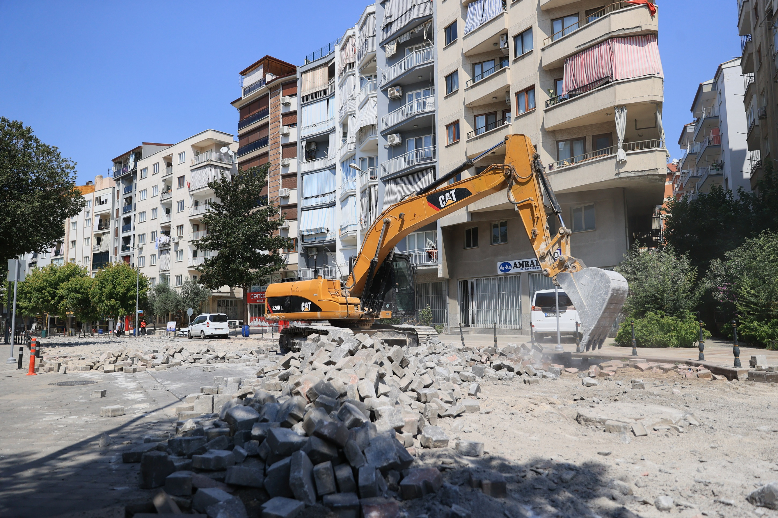 DENİZLİ BÜYÜKŞEHİR KAYALIK CADDESİ’Nİ YENİLİYOR