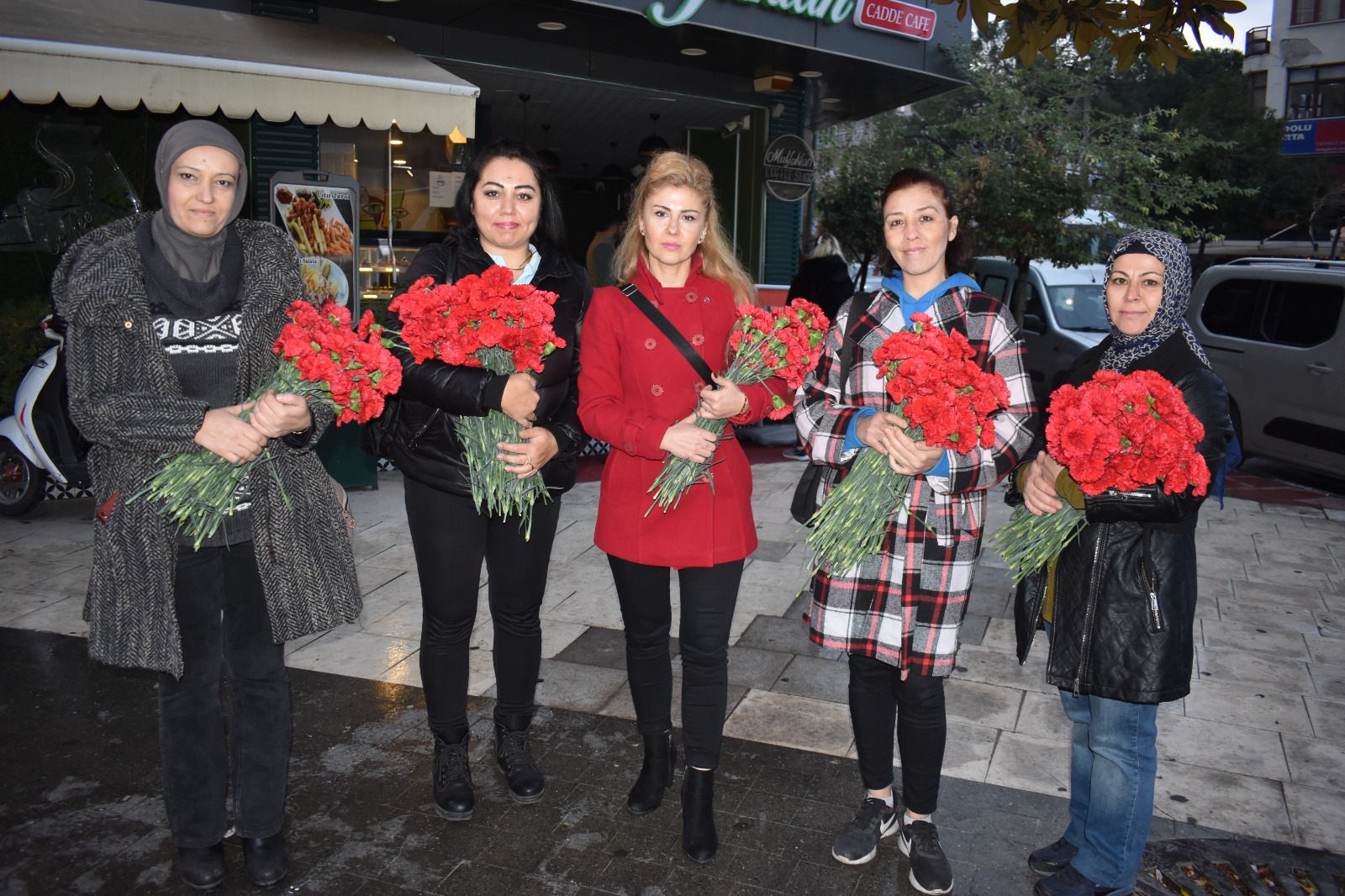 Milli Yol Partisi’nden Kadına Yönelik Şiddete Karşı 3 Bin Karanfil