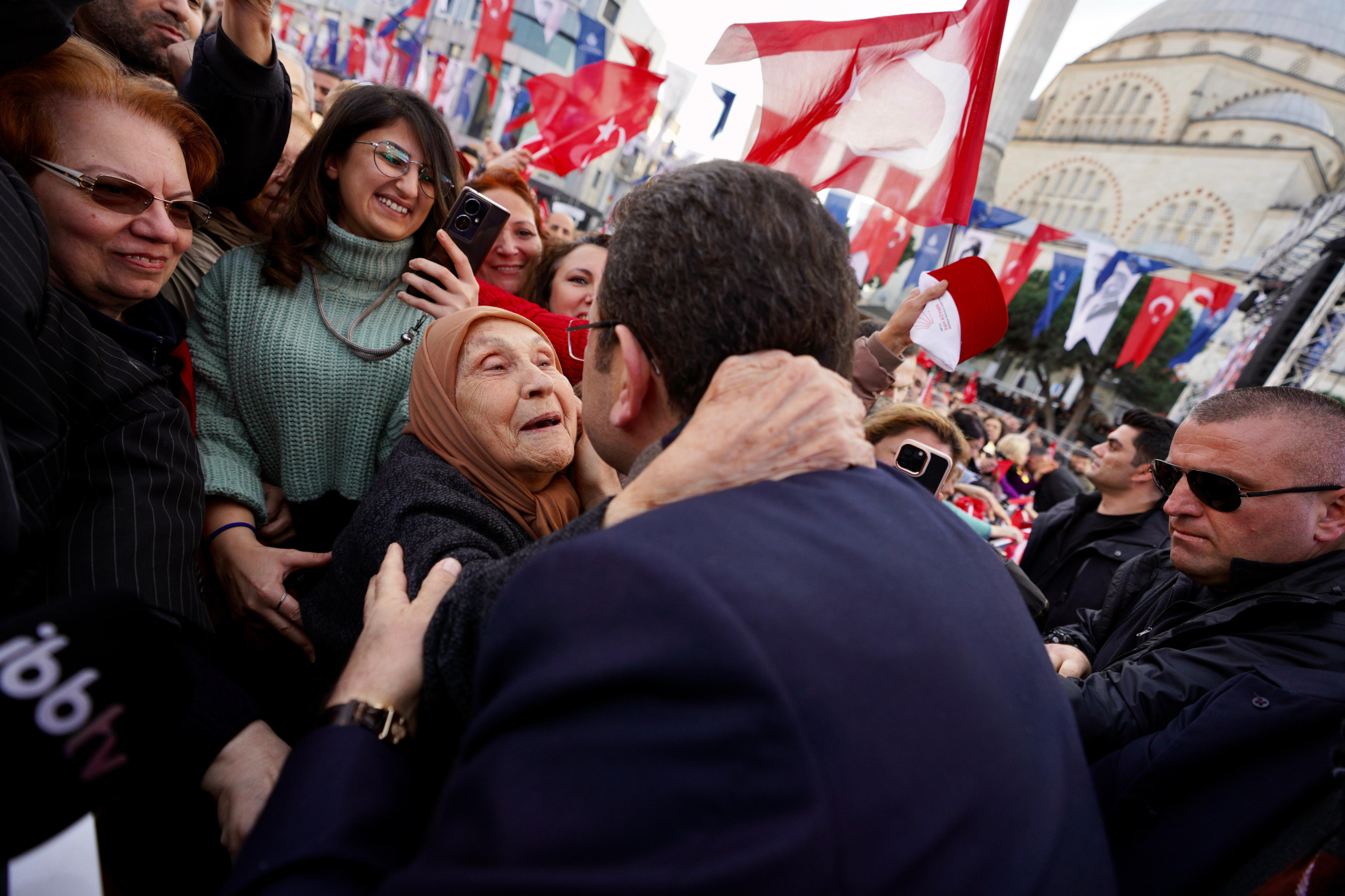 MALTEPE ‘CUMHURİYET MEYDANI’NA KAVUŞTU